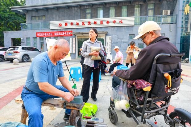 邻里同欢聚 温情暖夕阳｜志愿聚力自治实践，让敬老温情在家门口升温(图7)