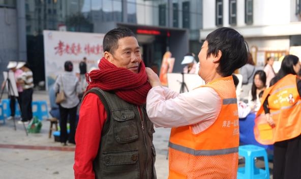 邻里同欢聚 温情暖夕阳｜志愿聚力自治实践，让敬老温情在家门口升温(图9)